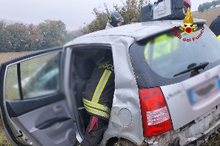 Torre San Patrizio - Piomba con l’auto in un campo: ferito estratto dai vigili del fuoco